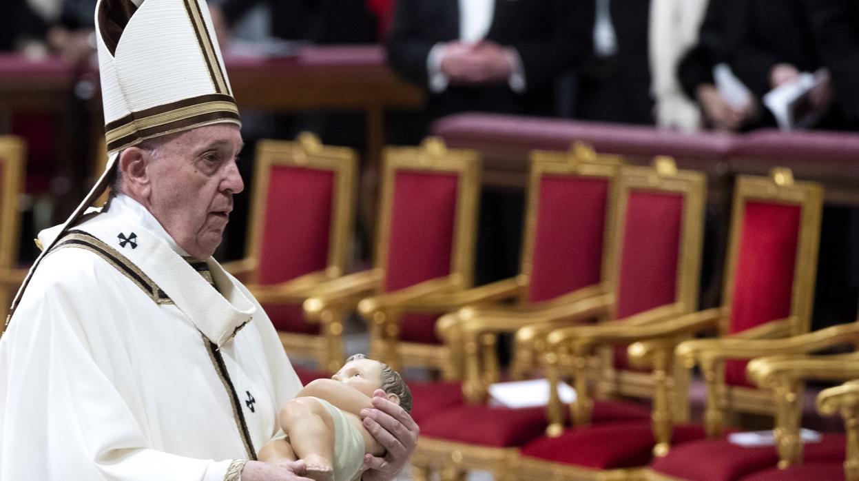 El Papa sostiene una figura del Niño Jesús este martes, en la Basílica de San Pedro