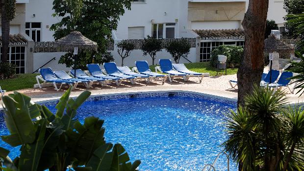 Ninguno de los muertos de la piscina de Mijas sabía nadar, según su familia