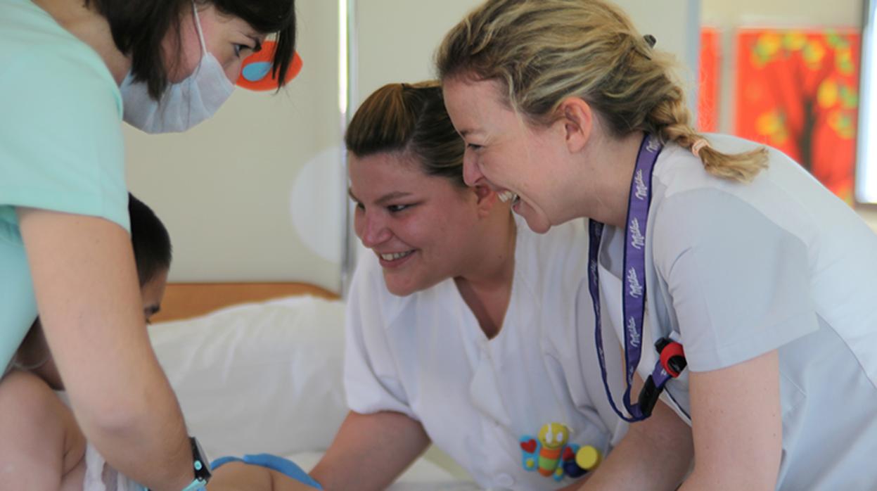 El personal sanitario de la unidad de día atiende a una pequeña paciente