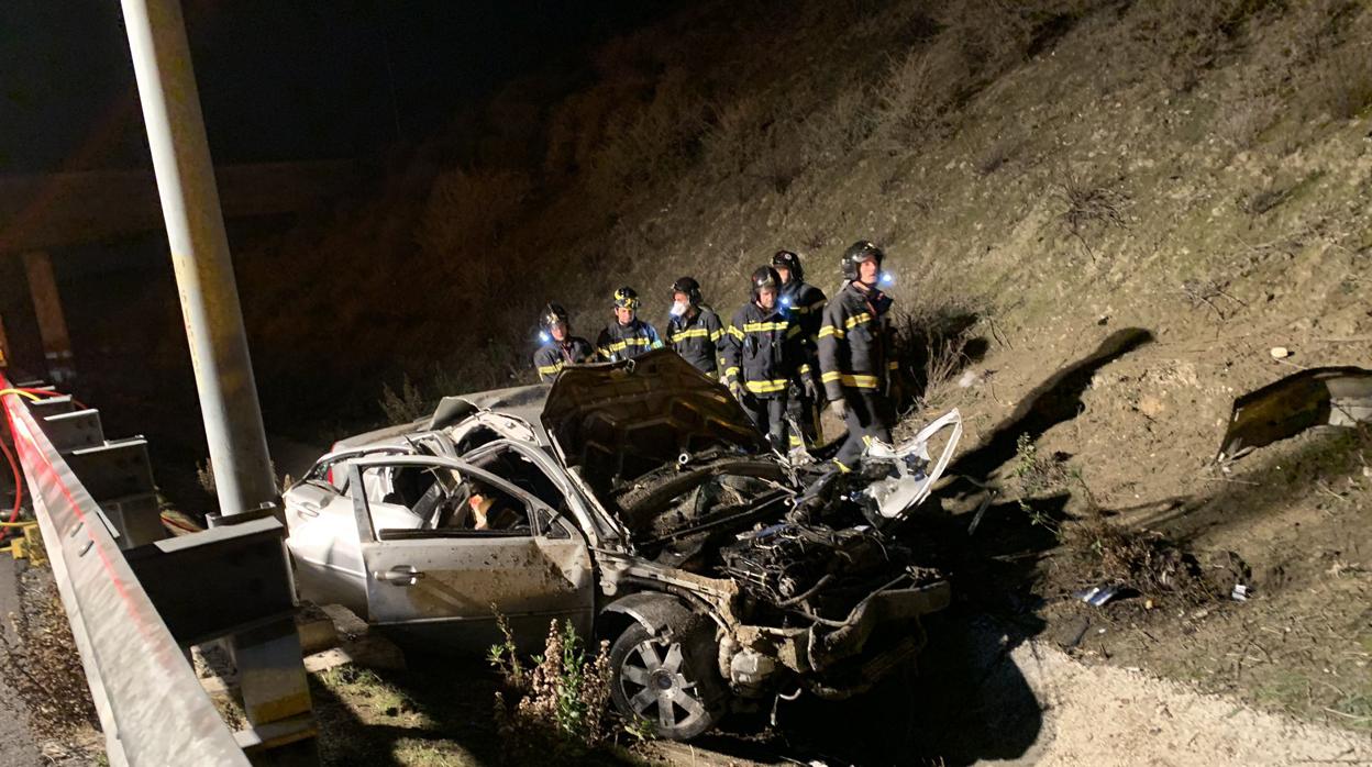 Tres jóvenes muertos en la M 50 de Madrid. Un grupo de bomberos, junto el vehículo siniestrado en la madrugada en la M-50 de Madrid, este mes de diciembre, uno de los peores siniestros del año