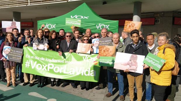 Vox celebra un acto en defensa de la vida en Sevilla con un reparto de réplicas de fetos