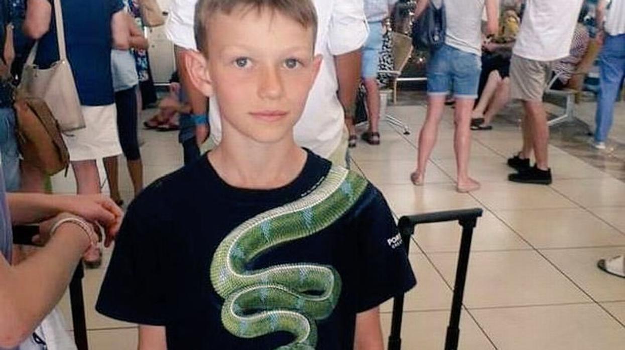 Impiden a un niño de 10 años subirse a un avión por llevar dibujada una serpiente en su camiseta