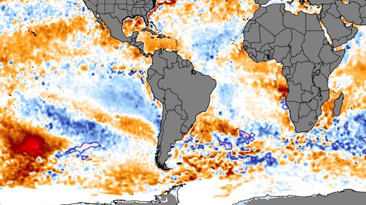 La masa de agua, abajo a la izquierda en rojo, muestra una anomalía de hasta 5ºC y se está desplazando hacia el este