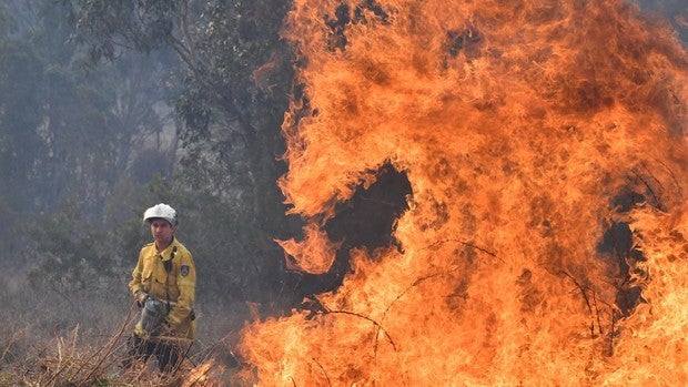 Los voraces incendios acorralan a miles de personas en playas de Australia