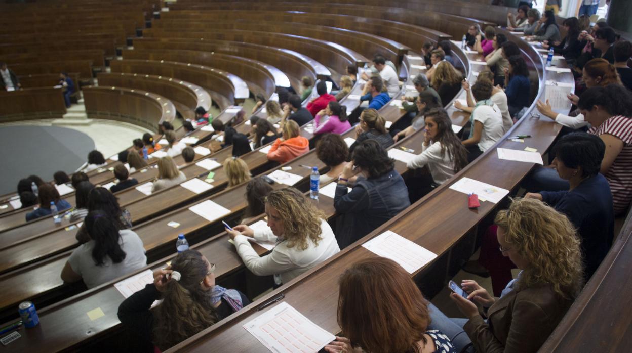 La Generalitat solo ofrece los exámenes de enfermería en catalán