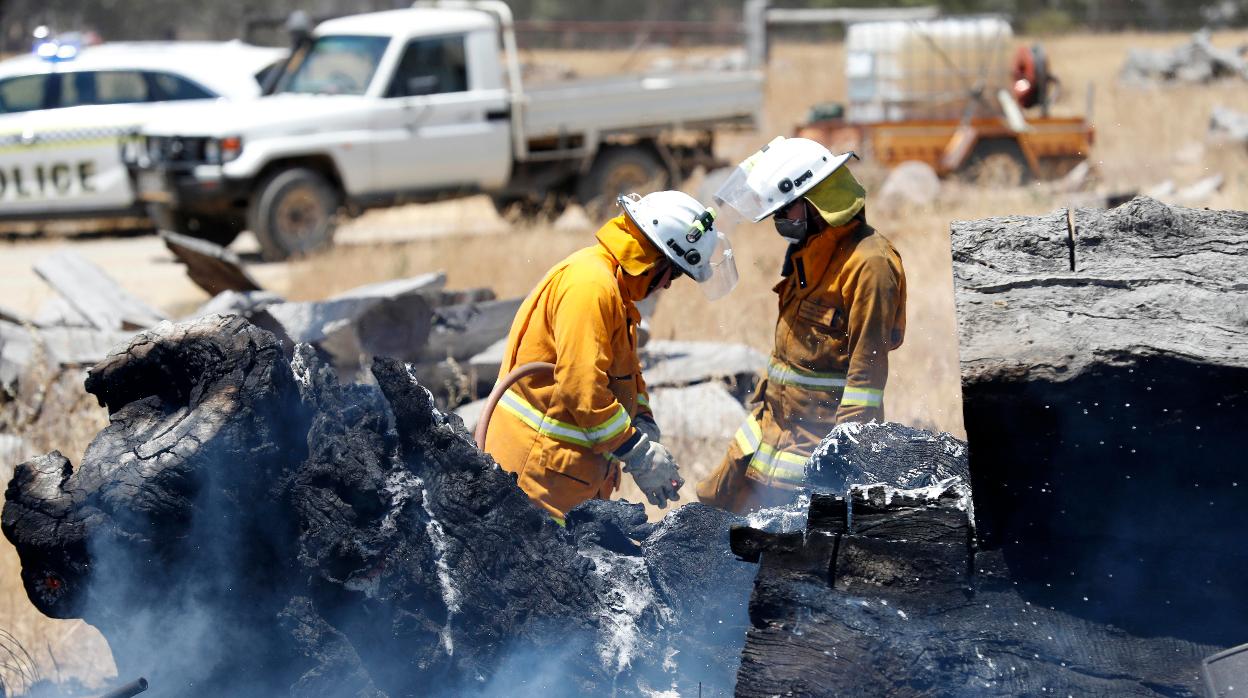 Dos bomberos trabajan en la extinción de los fuegos