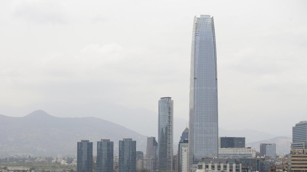 Vista panorámica de la ciudad de Santiago de Chile con el humo de los incendios