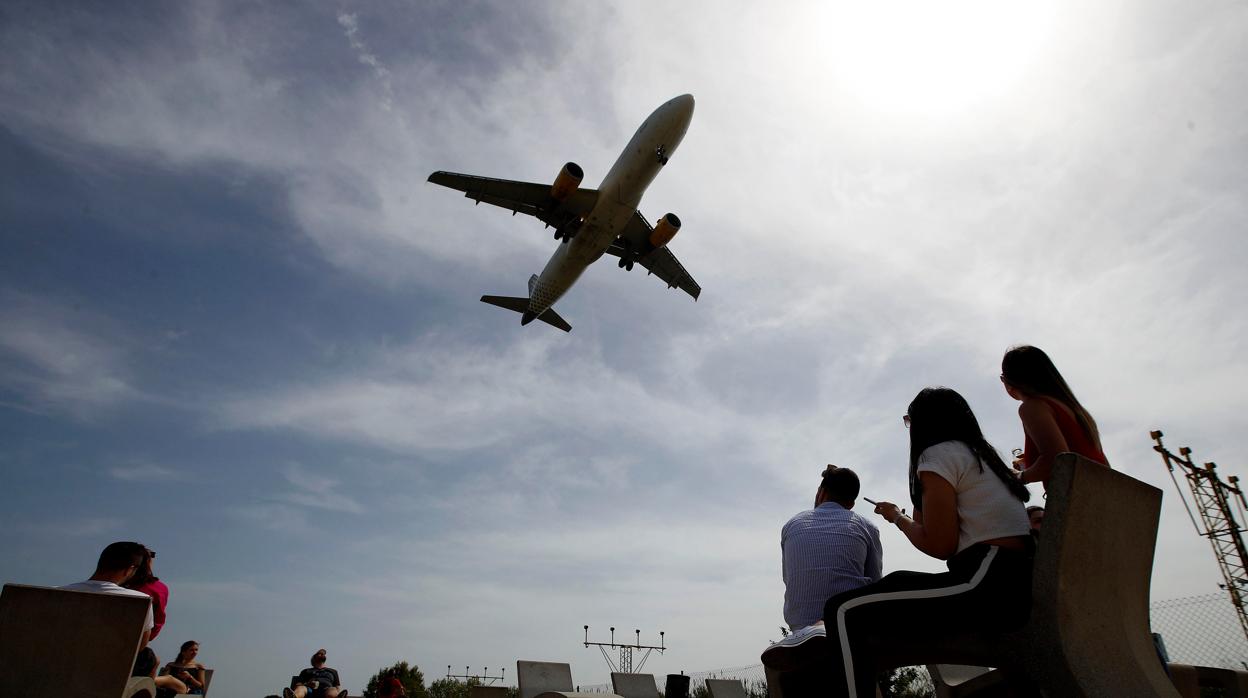 Un avión se dispone a aterrizar en el Aeropuerto de Barcelona-El Prat