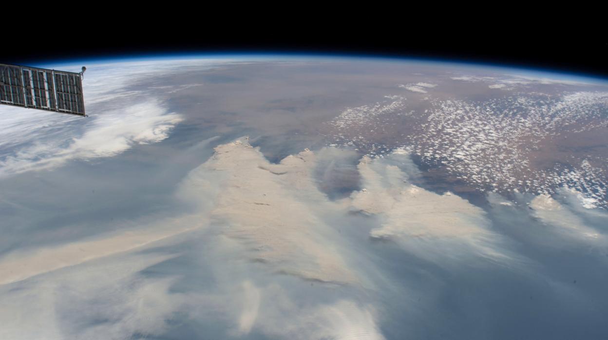 Imagen tomada desde la Estación Espacial Internacional del humo de los incendios forestales de Australia