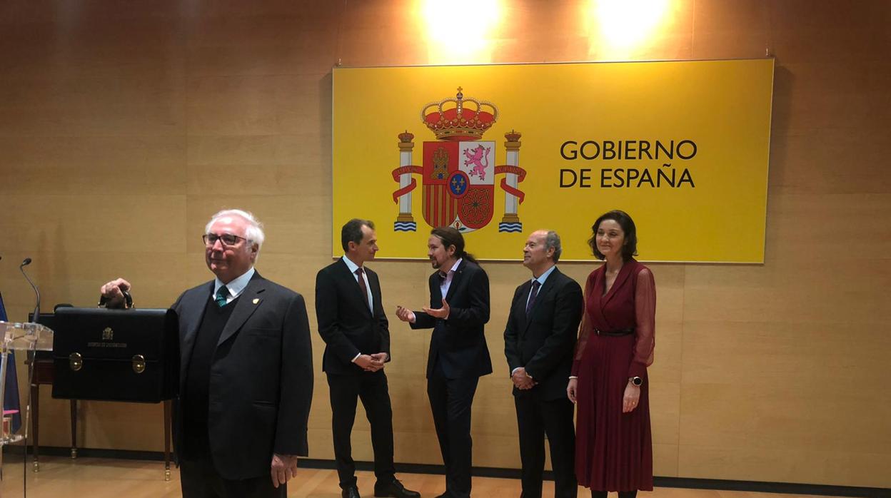 El nuevo ministro de Universidades, Manuel Castells. Detrás, el vicepresidente del Gobierno de Políticas Sociales y Agenda 2030, Pablo Iglesias, el nuevo ministro de Justicia, Juan Carlos Campo, y la ministra de Industria, Comercio y Turismo, Reyes Maroto