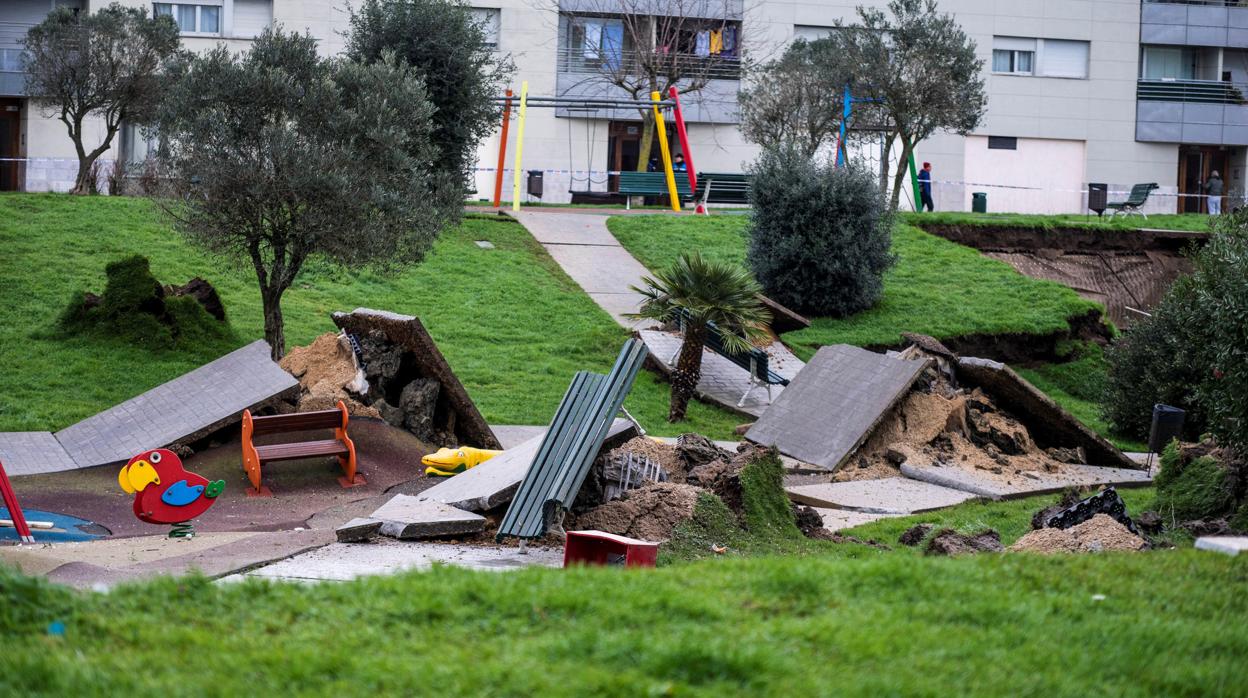 Vista de la zona del parque infantil y la pista deportiva que se ha hundido sobre un aparcamiento