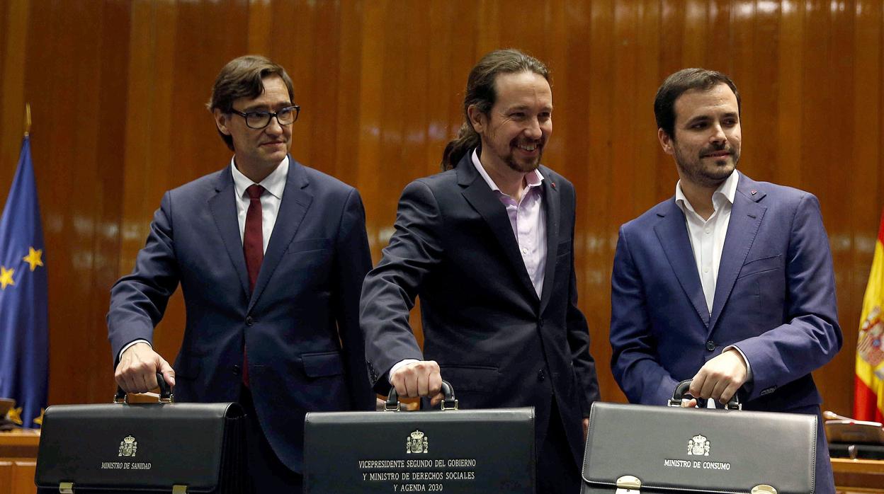 El ministro de Sanidad , Salvador Illa, junto a Pablo Iglesias y Alberto Garzón
