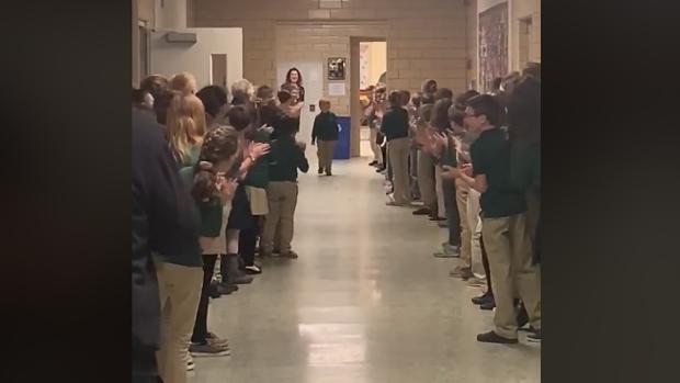 El emotivo momento en el que un niño curado de cáncer es ovacionado en su vuelta al colegio