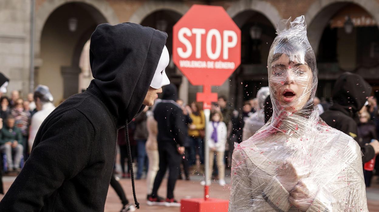 Performance en Ávila con motivo del Día Internacional de la Eliminación de la Violencia contra la Mujer