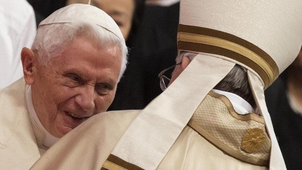 Benedicto XVI ordena retirar su nombre del libro que el cardenal Sarah presentaba como conjunto