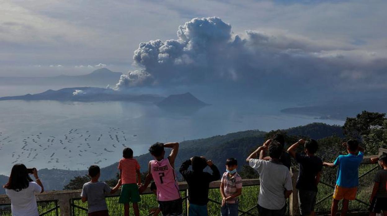 Habitantes de la región observan el volcán Taal