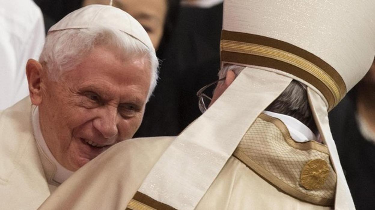 Benedicto XVI junto a Francisco en una imagen de archivo