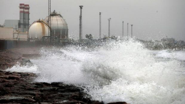 Alerta roja y naranja en gran parte del país por la borrasca Gloria: aeropuertos cerrados y carreteras colapsadas