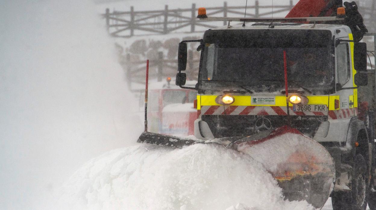 Una quitanieves limpia un aparcamiento de nieve en la estación de esquí de Alto Campoo