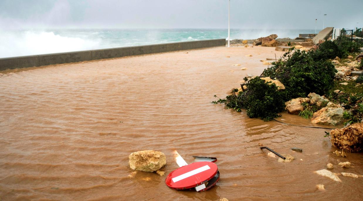 Alerta por fenómenos costeros, ayer en Menorca, donde algunas de sus playas amanecieron destrozadas