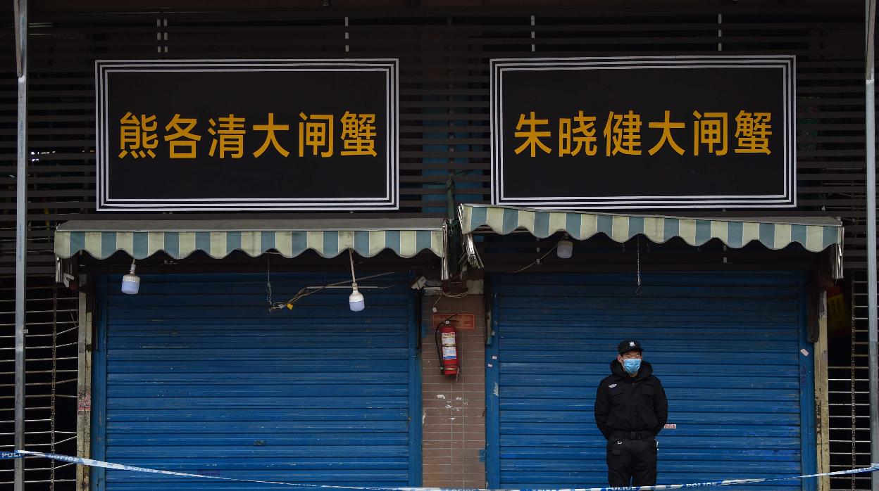 Mercado de Wuhan en el que se cree que se originó la epidemia