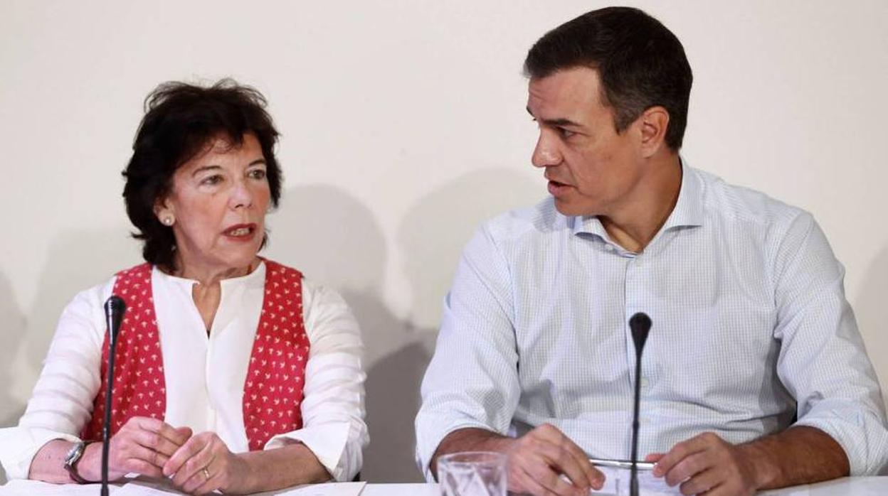 La ministra de Educación y FP, Isabel Celaá y el presidente de Gobierno, Pedro Sánchez