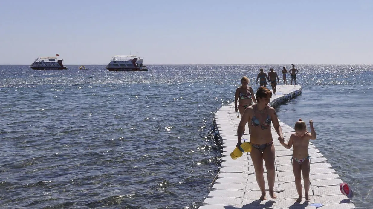 Turistas en el balneario del Mar Rojo, Sharm el Sheij