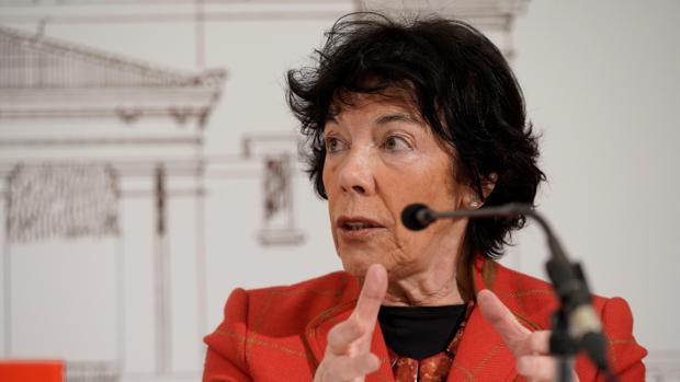 Celaá se acoge ahora a las palabras del Papa Francisco para criticar el «pin parental»