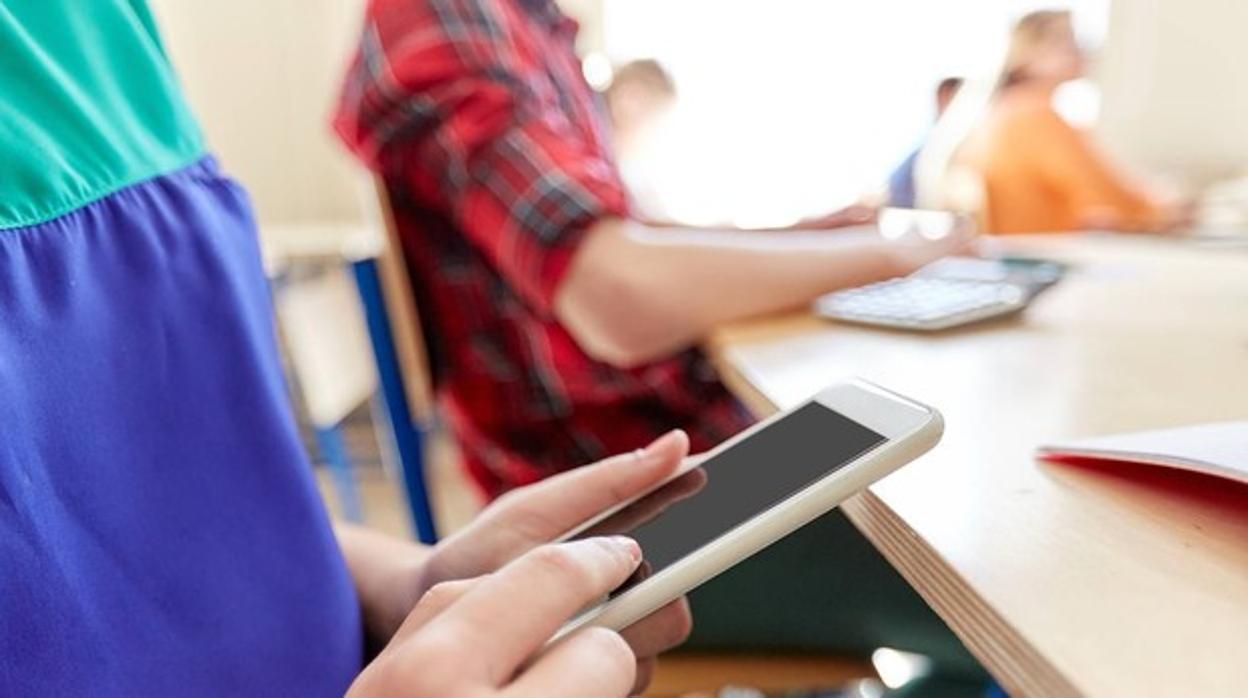 El sindicato de profesores ANPE lanza una campaña sobre el buen uso del móvil en los colegios