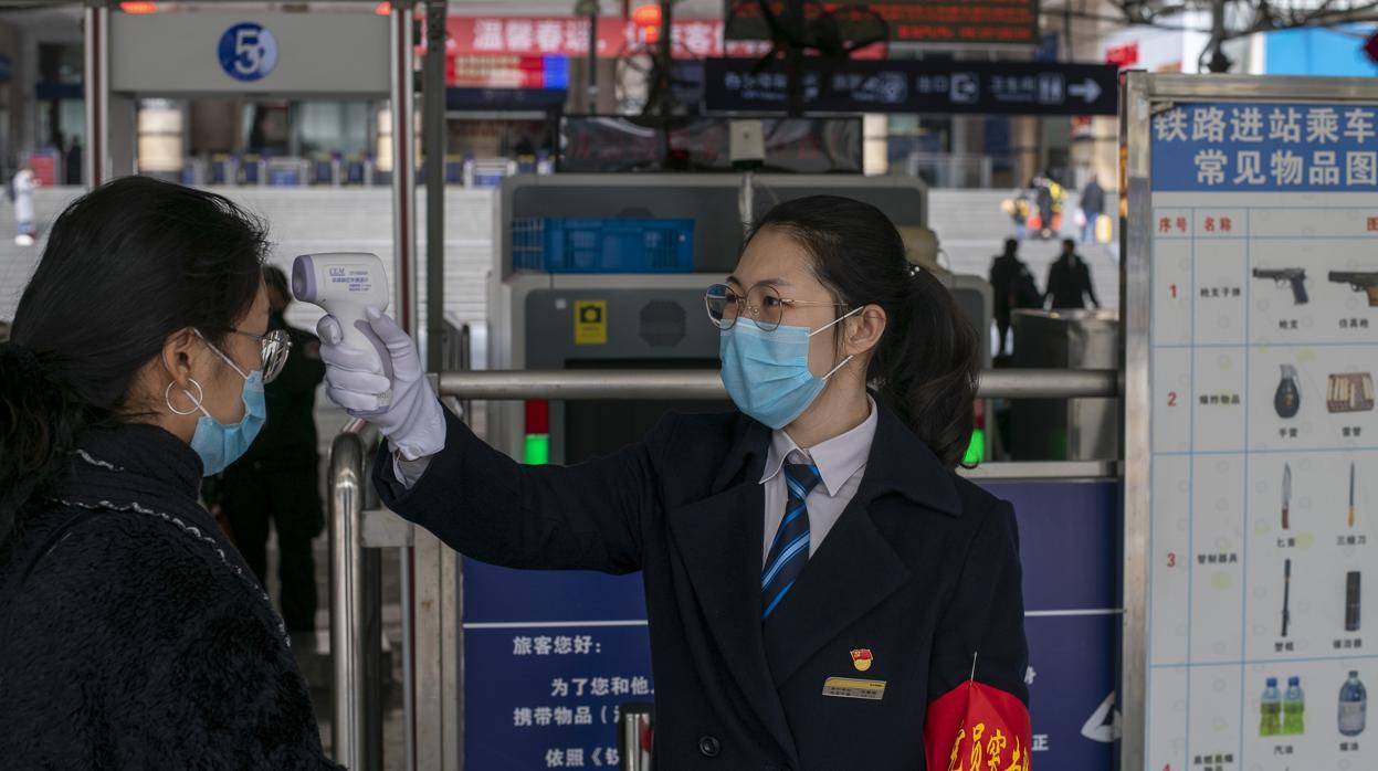 Controles de temperatura en los aeropuertos para detectar los posibles casos