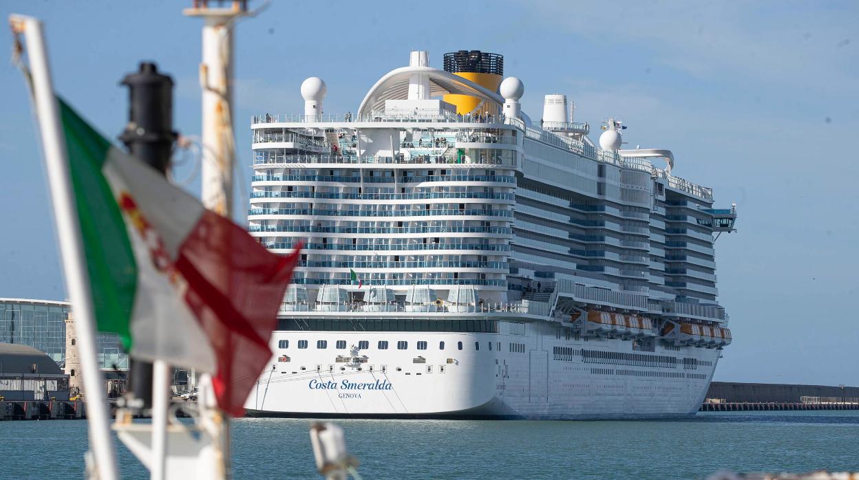 El Costa Smeralda, bloqueado en el puerto