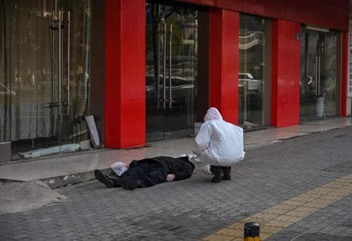 La terrible imagen del coronavirus en China: un hombre yace muerto en Wuhan, foco de la epidemia