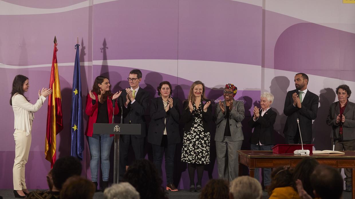 Irene Montero aplaude a los altos cargos de su Ministerio