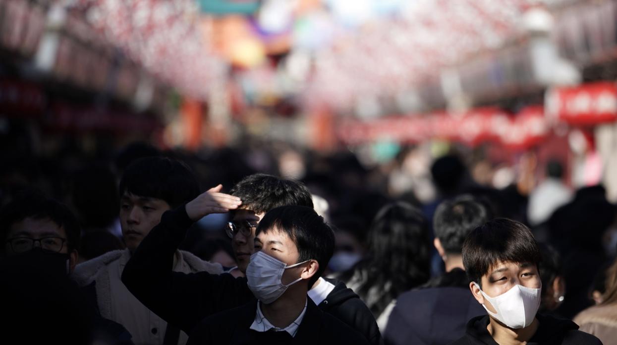 Varias personas con mascarillas en Tokio