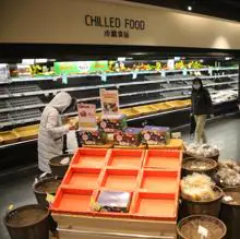 En los supermercados ya escasean las verduras y alimentos frescos por las restricciones al transporte para contener la epidemia