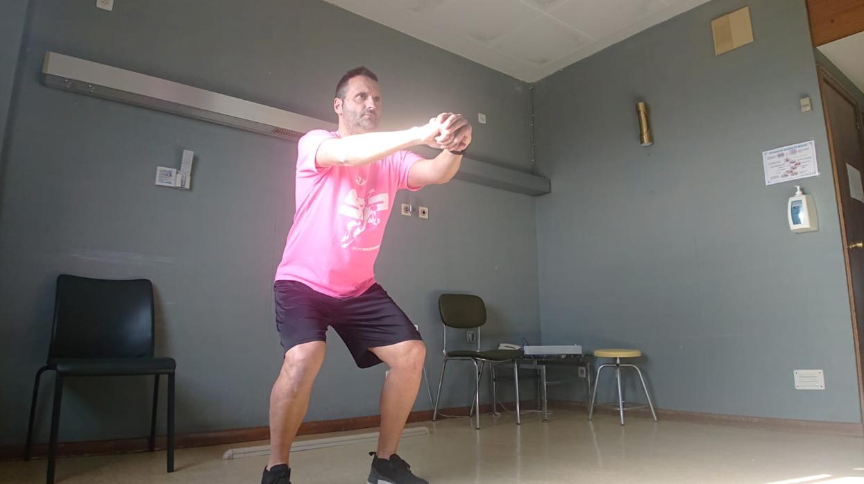 Óliver Cuadrado, haciendo ejercicio esta mañana en la sala del Hospital Gómez Ulla