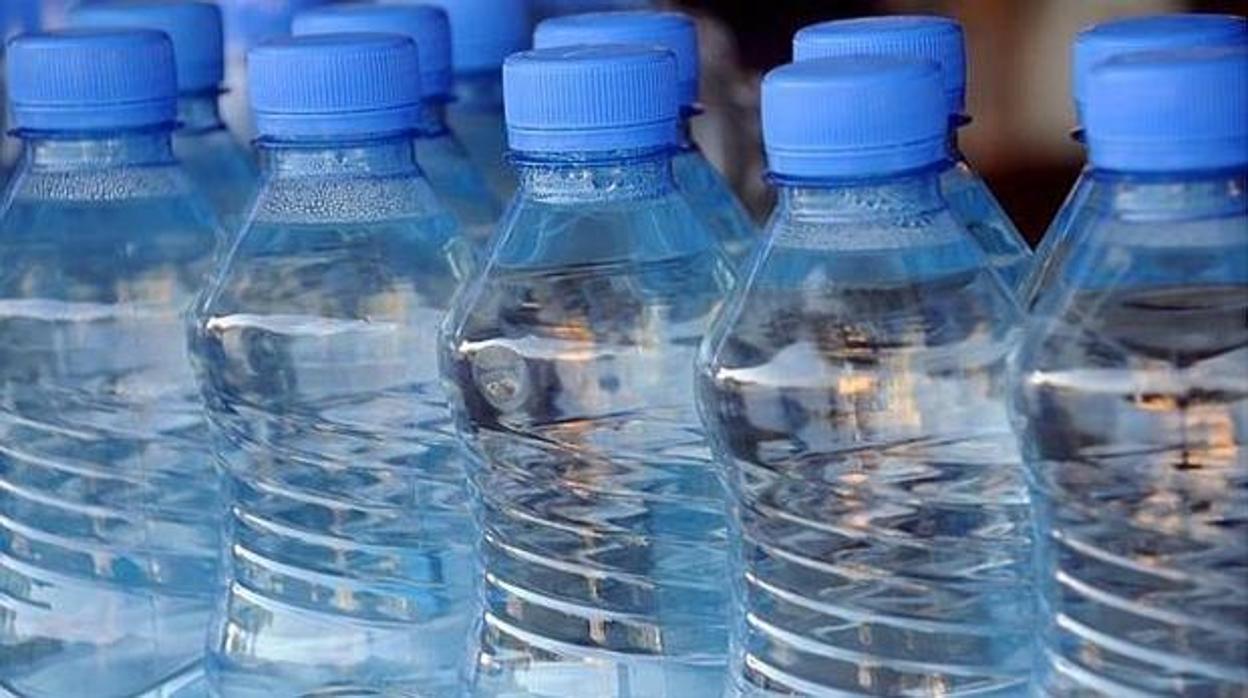 Nueva York prohibirá la venta de botellas de plástico en 2021