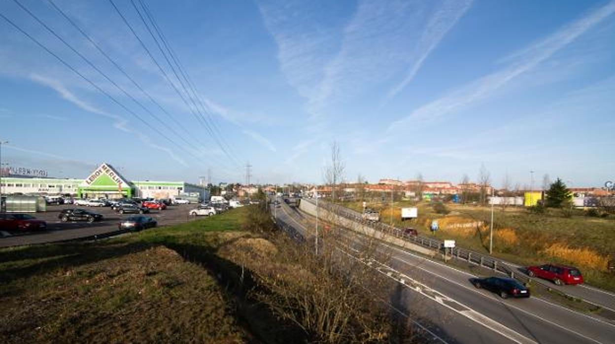 La carretera AS-381, que da acceso a dos centros comerciales, fue el escenario de las carreras ilegales el pasado domingo, según cuenta El Comercio