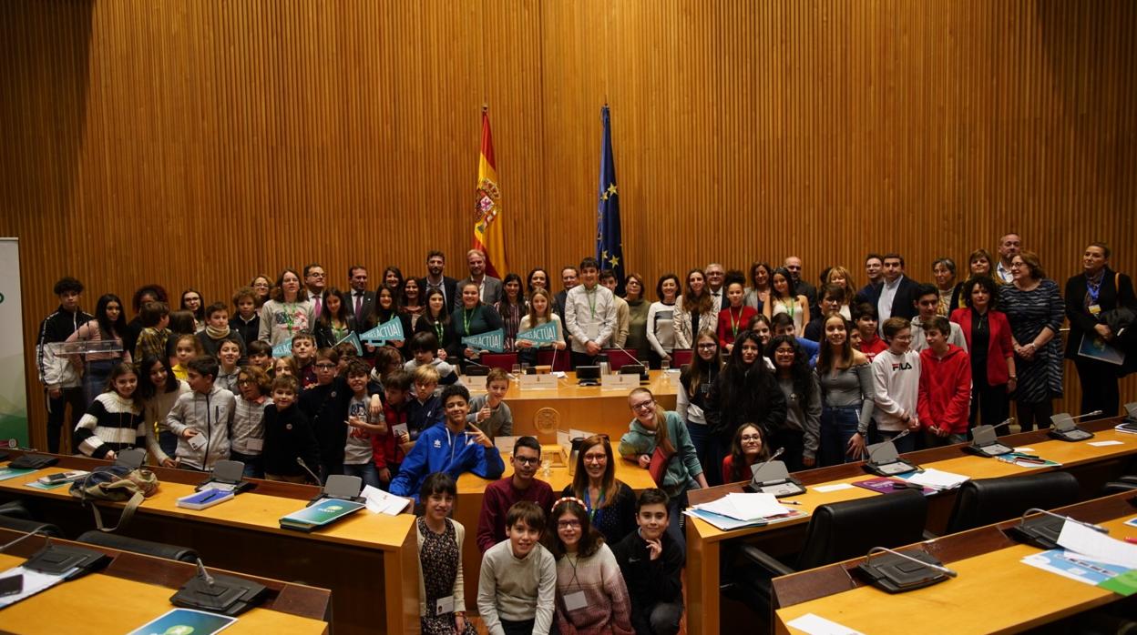 Niños y acompañantes, junto a responsables de la ONG Educo, ayer en el Congreso de los Diputados