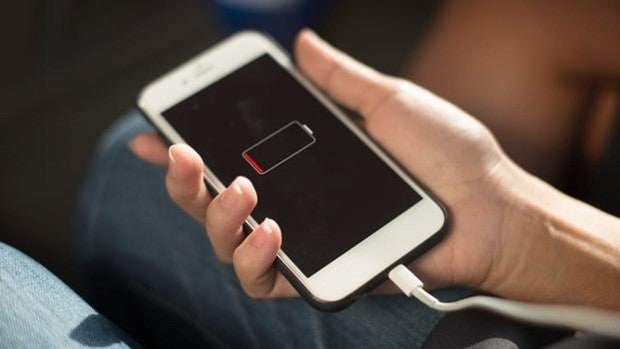 Una joven de 15 años muere electrocutada al caérsele el móvil en la bañera mientras se cargaba