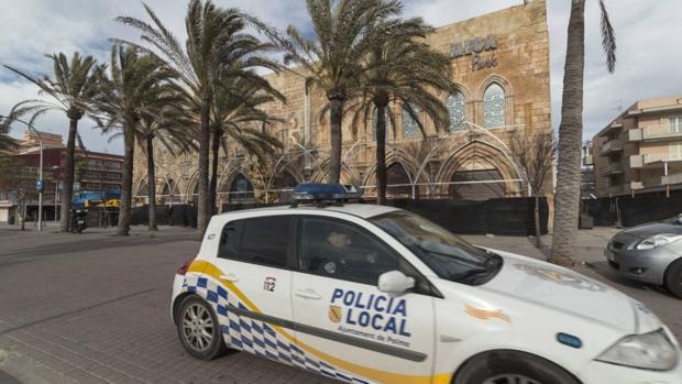 Una madre deja a su hijo de 10 años encerrado en el coche para irse a beber a un bar en Palma