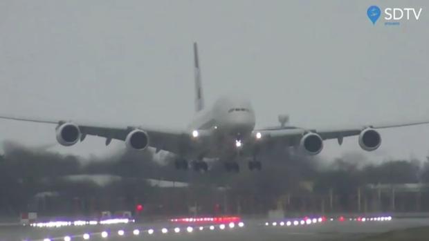 Vídeo: un avión aterriza prácticamente «en vertical» por el fuerte viento cruzado del temporal Dennis