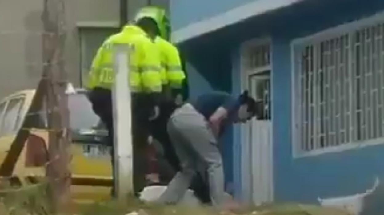 Momento en el que los policías agreden al animal