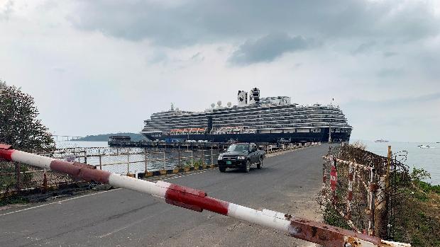 Cinco españoles retenidos en Camboya tras confirmarse un caso de coronavirus en el crucero en el que viajaban