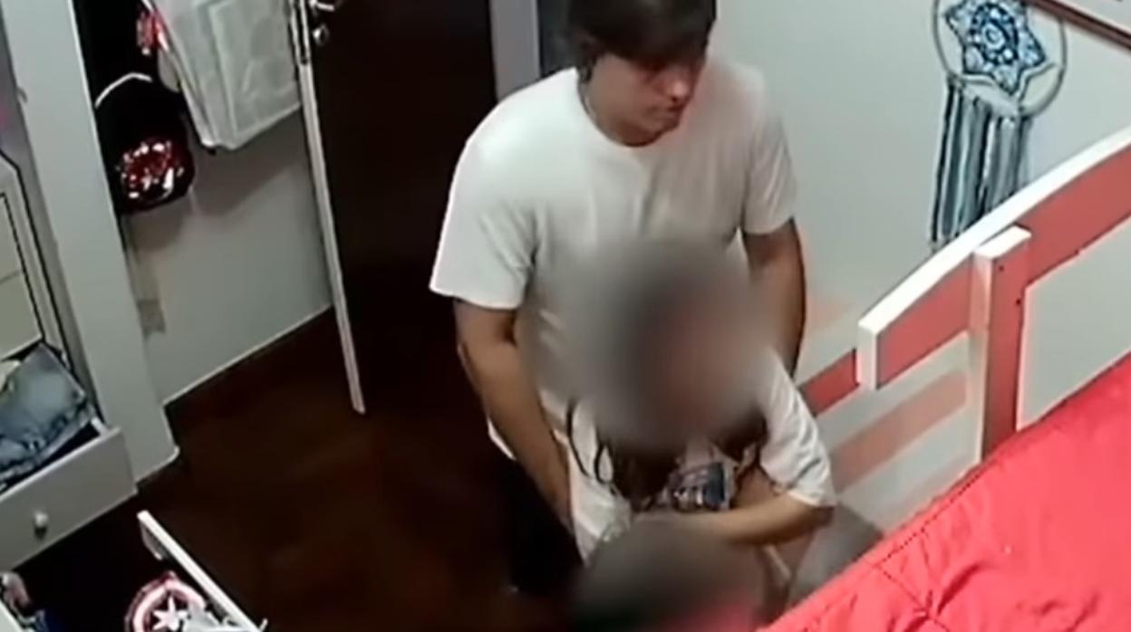 Imágenes del momento en el que el hombre abusa de la menor