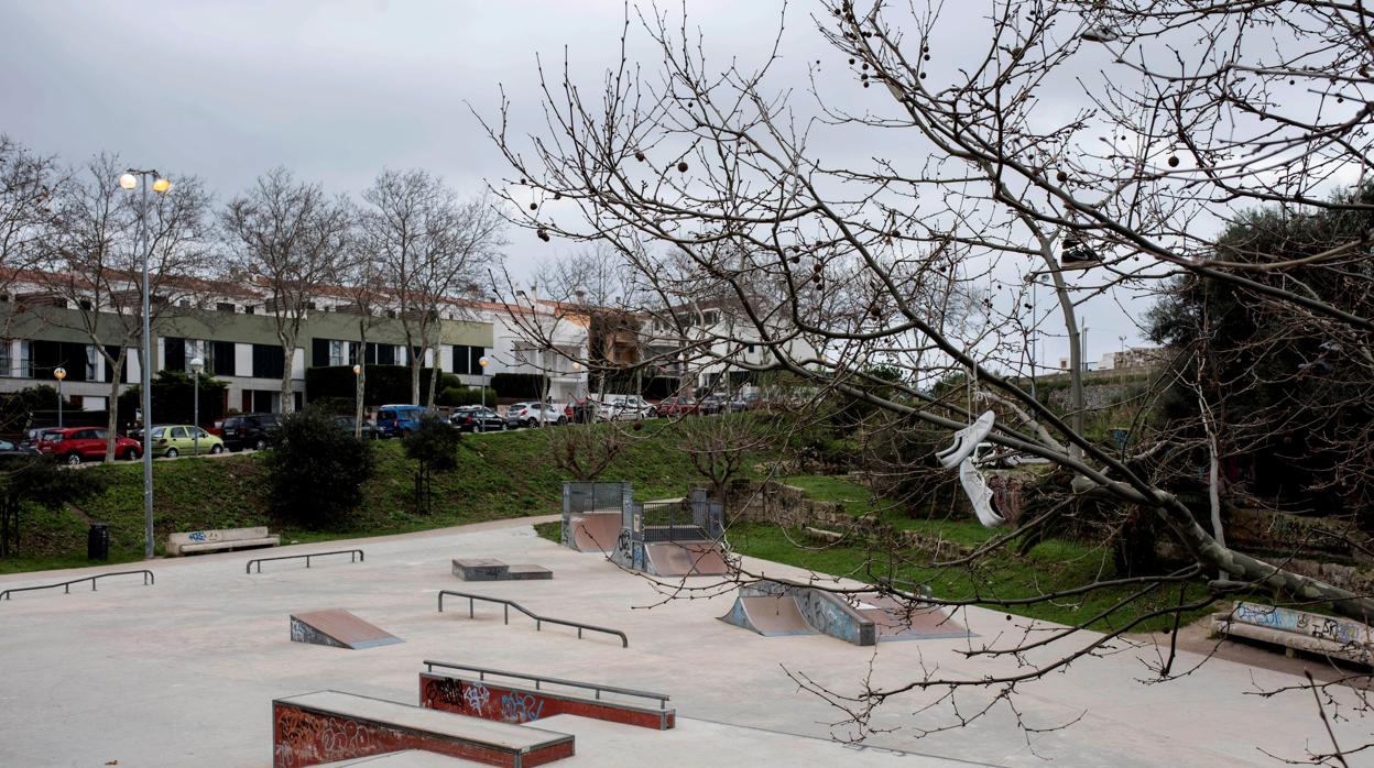 Vista del Skate Park situado en el parque Sinia Costabella de Mahón (Menorca), lugar donde actuaban los detenidos hace unos días por la Policía Nacional por corrupción de menores