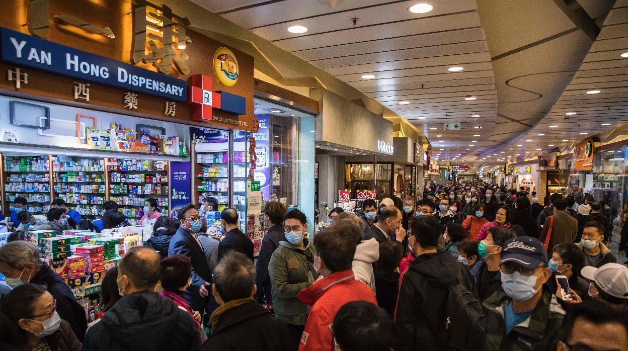 Personas que esperan para comprar una mascarilla en Hong Kong