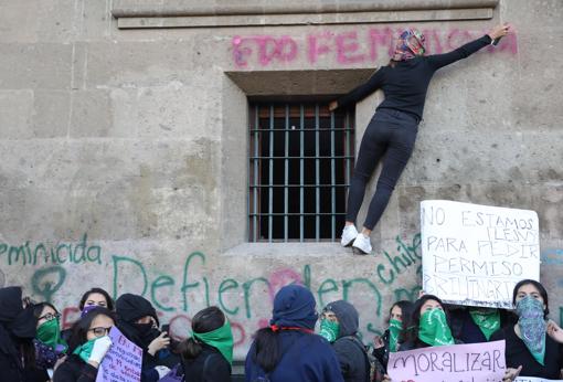 «López Obrador, feminicida»: el grito de miles de mujeres en México frente al Palacio Nacional