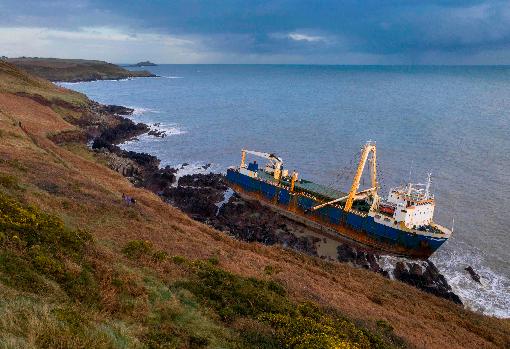 Las impresionantes imágenes del «barco fantasma» que encalló en Irlanda arrastrado por la tormenta Dennis