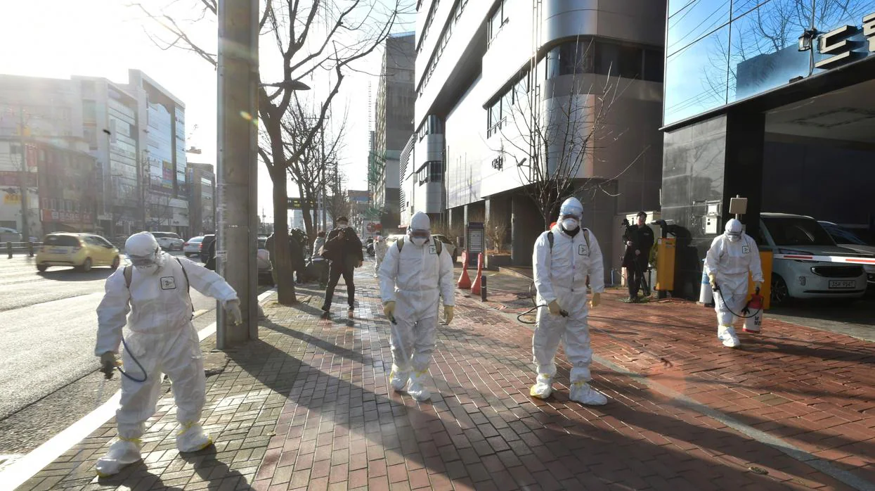 Trabajadores desinfectan la ciudad de Daegu por un caso «super contagiador» de coronavirus